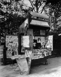 Kiosk in Parijs, c.1910