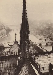 Parijs: La fleche de Notre-Dame vue des tours; De spits van Notre-Dame gezien vanaf de torens (z/w foto)