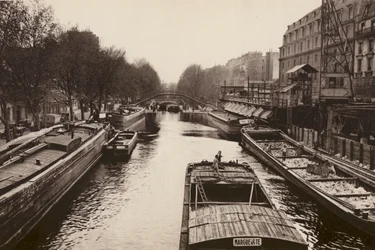 Parijs: Les peniches sur le Canal St-Martin; De pinaces op het "Canal St-Martin" (z/w foto)