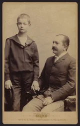Portret, koning Milan Obrenovic van Servië, met zijn zoon Alexander (zw/w foto)