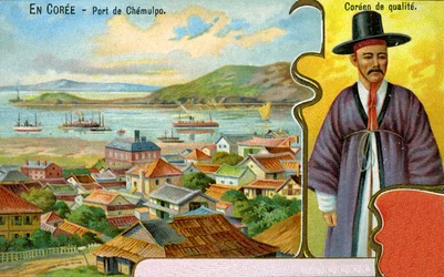 Een Koreaanse heer in traditionele kleding (hanbok) en hoed (gat) en een beeld van de haven van Chemulpo (Incheon), 1904