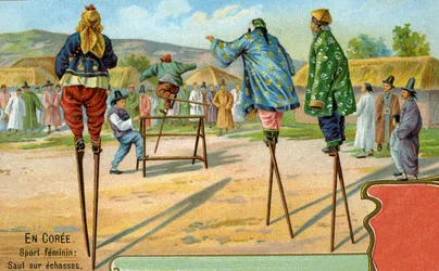 Koreaanse vrouwen op stelten die een spel van hindernissen springen spelen, 1904