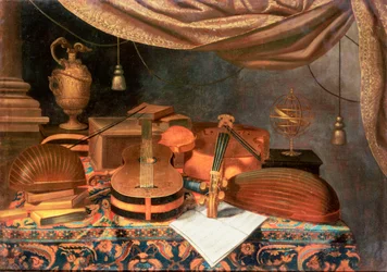 Een gitaar, een cello, luiten, een muziekpartituur en andere boeken, een vergulde kan en een armillairsfeer op een gedrapeerde tafel, een kolom daarachter en een gordijn erboven
