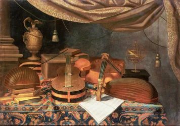 Een gitaar, een cello, luiten, een muziekpartituur en andere boeken en een armillarium op een gedrapeerde tafel