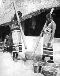 Newar vrouwen stampen graan, Nepal, 1936