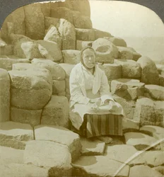 In de wensstoel, Giants Causeway, Antrim, Noord-Ierland