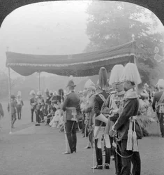 De Koning presenteert Kroningsmedailles, Buckingham Palace, Londen