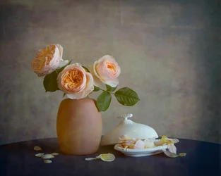 Stilleven met blozende rozen