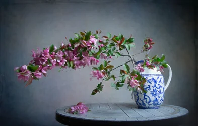 Roze bloemen in een blauwe vaas