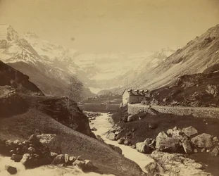 [Rivier stroomt door bergvallei]