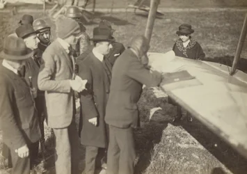 [Groep rond de rand van een vleugel van een Caproni Ca. 3 (vliegtuig)].
