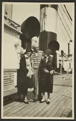 [Man en vrouwen op schip]