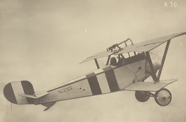 [Profiel van een vliegende Nieuport 17 (vliegtuig)].