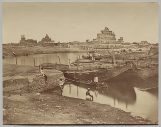Brug van Boten over de Gumti Rivier nabij de Chattar Manzil en Fusseed Bakah of Oud Paleis