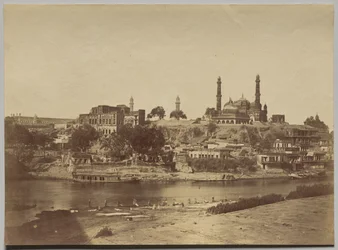 Het Muchee Bhawan Fort en de Gomti Rivier genomen vanaf de Stenen Brug