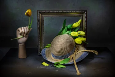 Rustiek stilleven met tulpen
