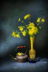 Vintage theepot met gele bloemen