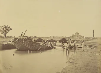 Brug van Boten Onder het Martinière College aan de Gomti Rivier