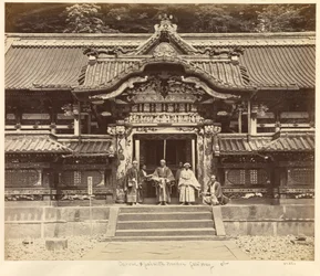 Gesneden en beschilderde poort in Nikko