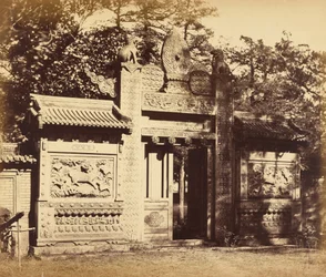 Exterieur van het grafdepot, nabij Peking, oktober 1860