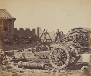 Interieur van Pehtang Fort met het magazijn en houten kanon