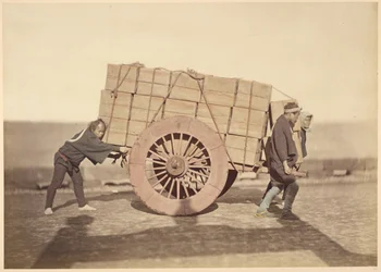 [Mannen duwen een wagen]