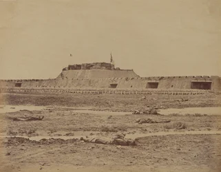 Achterkant van het Noordfort na de verovering, met de terugtocht van het Chinese leger, 21 augustus 1860