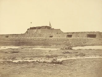 Achterkant van het Noordfort na de verovering, toont de terugtocht van het Chinese leger