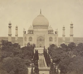 [De Taj Mahal vanaf de toegangspoort].