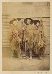 [Drie Japanse mannen in grasgewaden en breedgerande hoeden].