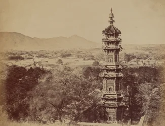 Uitzicht op het Zomerpaleis Yuen Min Yuen, Peking, met de Pagode voor de Verbranding, Oktober 1860