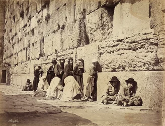 Een groep Israëlieten die bidden bij de Klaagmuur (of Westelijke Muur), Jeruzalem