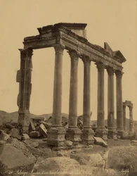 Zuilengang en resten van de tempel in Palmyra, Syrië