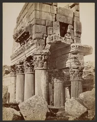 Detail van de kapitelen van de pronaos in Baalbek