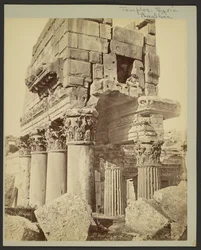 Detail van de kapitelen van de pronaos van Baalbek