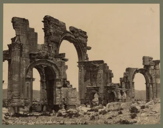 Ingang van de Grote Colonnade, Palmyra, ca. 1875 (albumineprint)