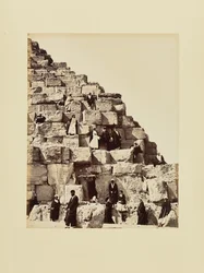 Groepsportret op de steenblokken van een piramide, Egypte
