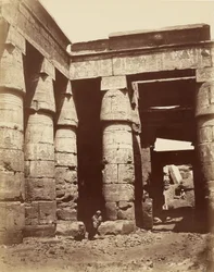 Interieur van de eerste binnenplaats van de tempel van Ramses III in Karnak [Thebe]