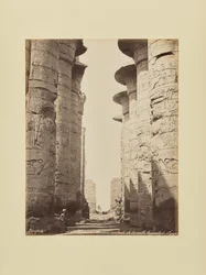 Karnak. Centrale laan van de hypostyle zaal, Egypte