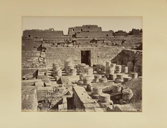 Medinet Abu. Hypostylezaal van de grote tempel (Egypte)