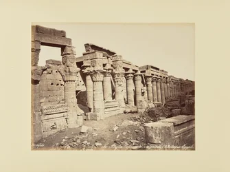 Philae. Zuilengang van Isis, genomen vanaf de obelisk (Egypte)