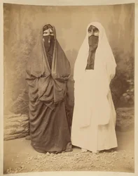 [Portret van twee vrouwen in Midden-Oosterse kleding]
