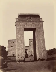 Ptolemeïsche pyloon en toegangspoort tot de kleine tempel [Karnak, Thebe]