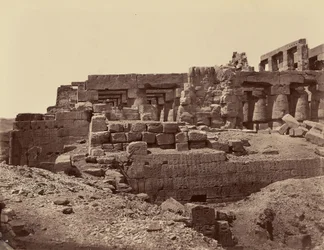Ruïnes van de 3e pyloon van de Tempel (zuidoost) links (Karnak) Thebe