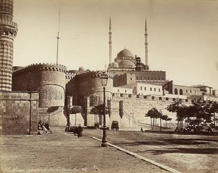 De Bab el-Azab-poort van de Citadel, met de Moskee van Mohammed Ali op de achtergrond, in Caïro, Egypte
