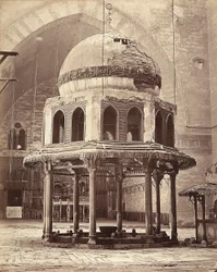 De fontein van de ablutie, in de moskee van Sultan Hassan, in Caïro, Egypte