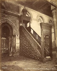 De minbad, antieke houten stoel, gehuisvest in de Moskee van Ibn Tulun in Caïro, Egypte