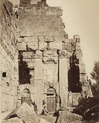 De propyleeën van de Tempel van Jupiter of de Tempel van de Zon, in de archeologische zone van Heliopolis of Baalbek, oude Syrische stad, nu Libanon