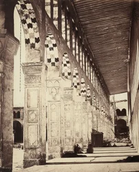 Uitzicht op de zuilengalerij in de Omajjaden Grote Moskee, in Damascus, Syrië. Oorspronkelijk een tempel voor de Arameeërs, daarna een christelijke basiliek, werd het uiteindelijk een moskee die de christenen toestond een vleugel van de structuur te blijve
