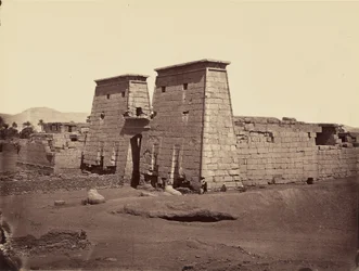 Algemeen gezicht op de tempel van Ramses III, Karnak, Thebe